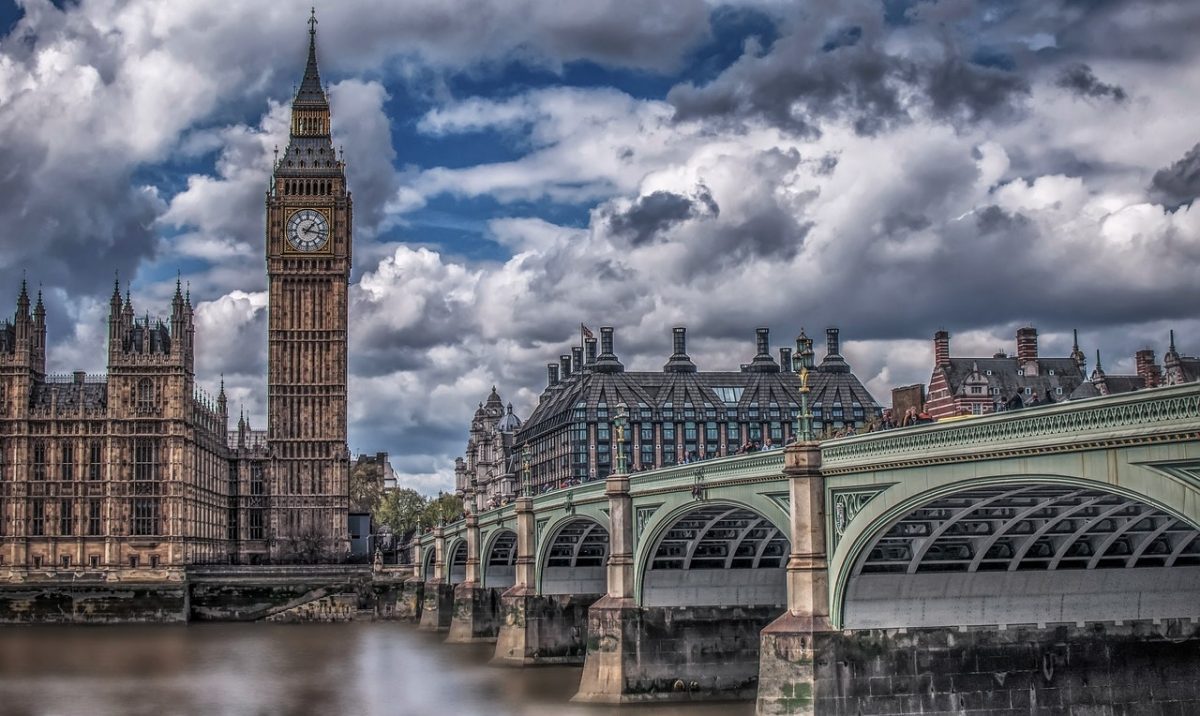 lēti lidojumi uz londonu