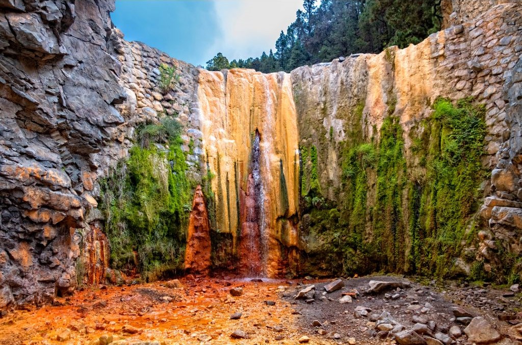 Cascada De Los Colores