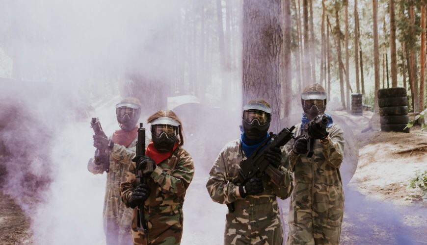 Aktīvas brīvdienas draugu lokā: kāpēc izvēlēties airsoft spēles?