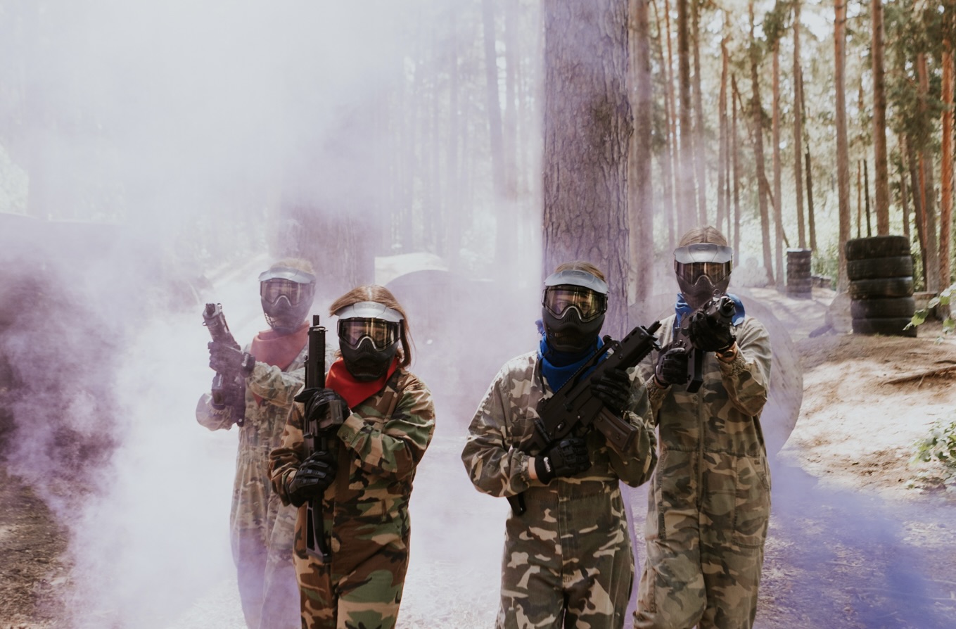 Aktīvas brīvdienas draugu lokā: kāpēc izvēlēties airsoft spēles?