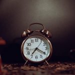 Naktī uz svētdienu pulksteņa rādītāji jāpagriež par stundu atpakaļ
