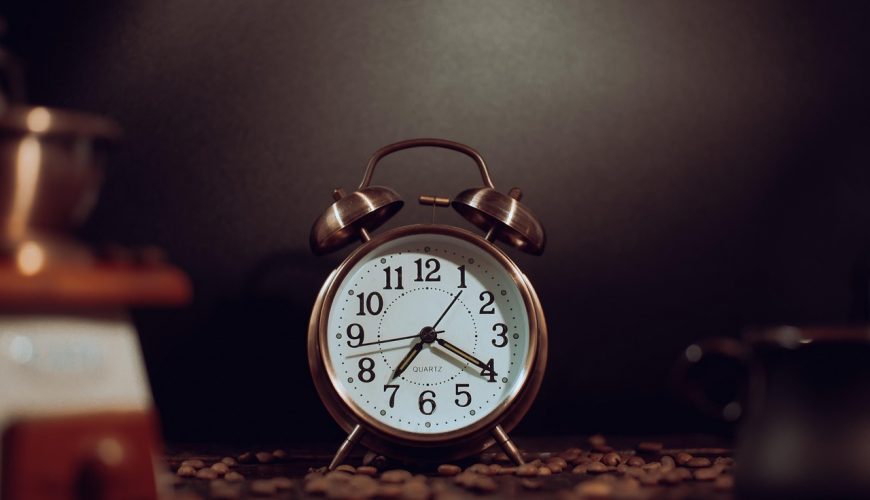 Naktī uz svētdienu pulksteņa rādītāji jāpagriež par stundu atpakaļ