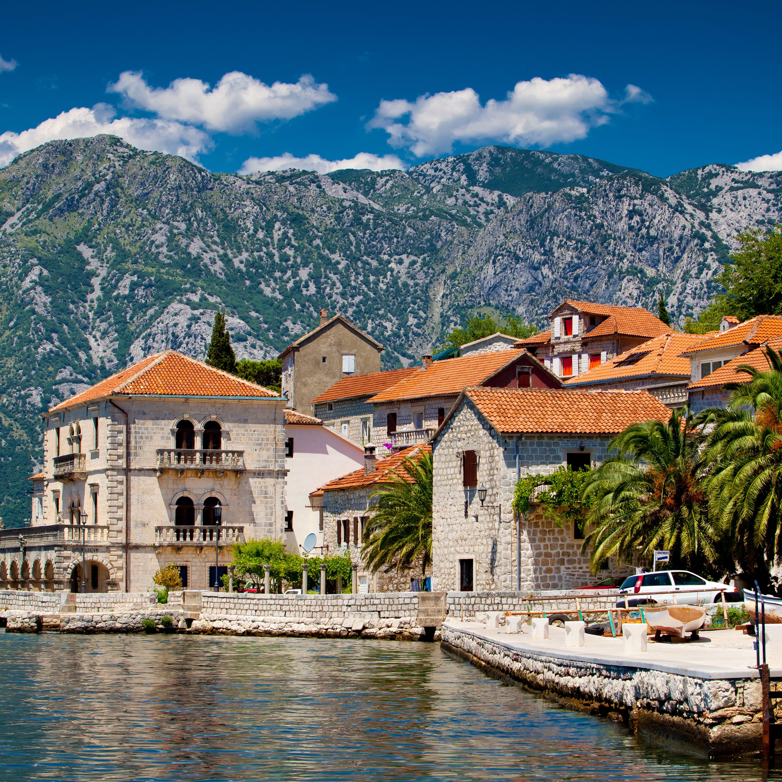 Melnkalnes kontrasti: kurp doties pēc miera un kurp pēc dzīvīgas enerģijas