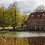 Šis koncerts ir unikāls ar to, ka apvieno divas šķietami atšķirīgas pasaules – latviešu tautasdziesmu dziļo, simbolisko mantojumu un džeza brīvo, improvizējošo skanējumu. Klausītājiem tiek piedāvāts jauns skatījums uz labi pazīstamām melodijām, kas mūziķu sniegumā atdzimst mūsdienīgā, radošā interpretācijā. Arī koncerta norises vieta -  Turaidas pils vēsturiskā vide ar varenajiem mūriem un iespaidīgo Gaujas senielejas apkārtni, tam piedod kādu neatkārtojamu vasaras vakara noskaņu, ļaujot mūzikai organiski saplūst ar dabas un kultūras telpu.