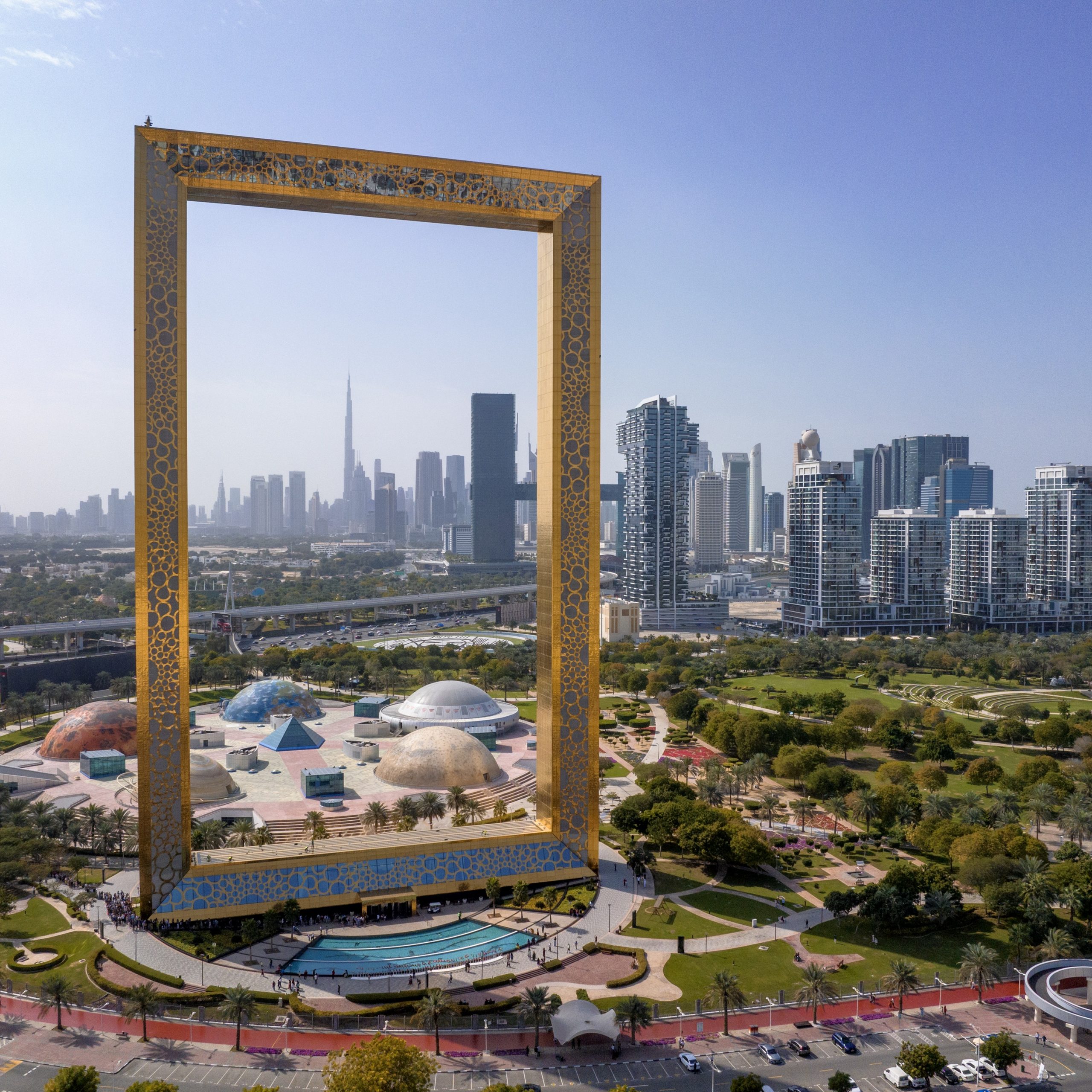 Dubaijas tūrisma nozare pārliecinoši atgriežas uz izaugsmes ceļa – tā liecina jaunākie dati, ko Dubaijas Ekonomikas un tūrisma departaments (Dubai Department of Economy and Tourism, DET) publiskojis izstādē “Arabian Travel Market” (ATM). Augustā emirātu apmeklēja lielākais ārvalstu tūristu skaits kopš šā gada februāra, proti, 869 000 starptautisko viesu, savukārt kopējais tūristu skaits pirmajos astoņos gada mēnešos sasniedza 6,97 miljonus. 