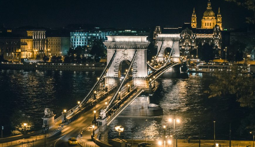 Ķēžu tilts un Budapeštas centrs vakara gaismās