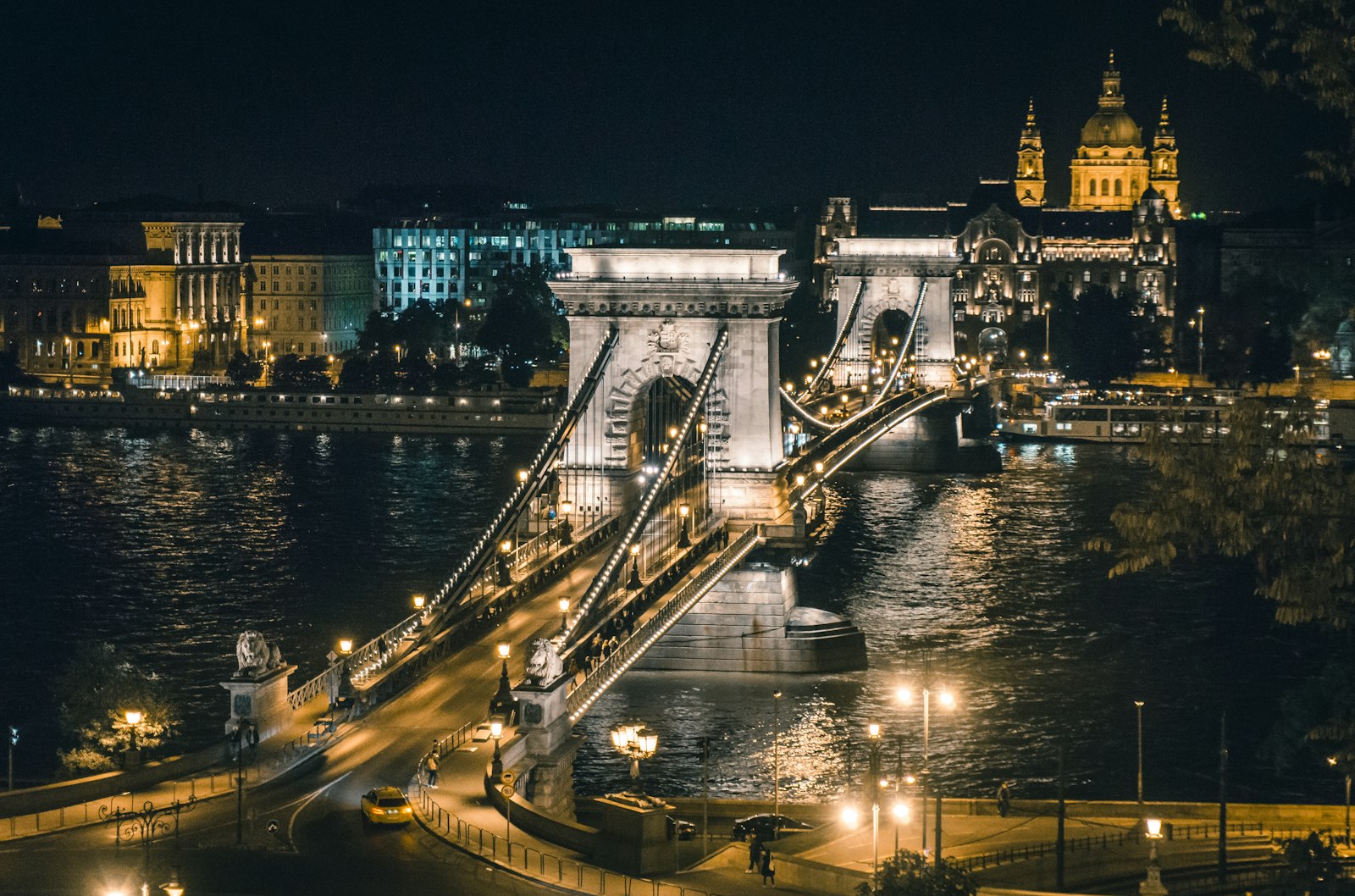 Ķēžu tilts un Budapeštas centrs vakara gaismās
