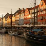 Krāsainās Nyhavn kanāla mājas un laivas Kopenhāgenā