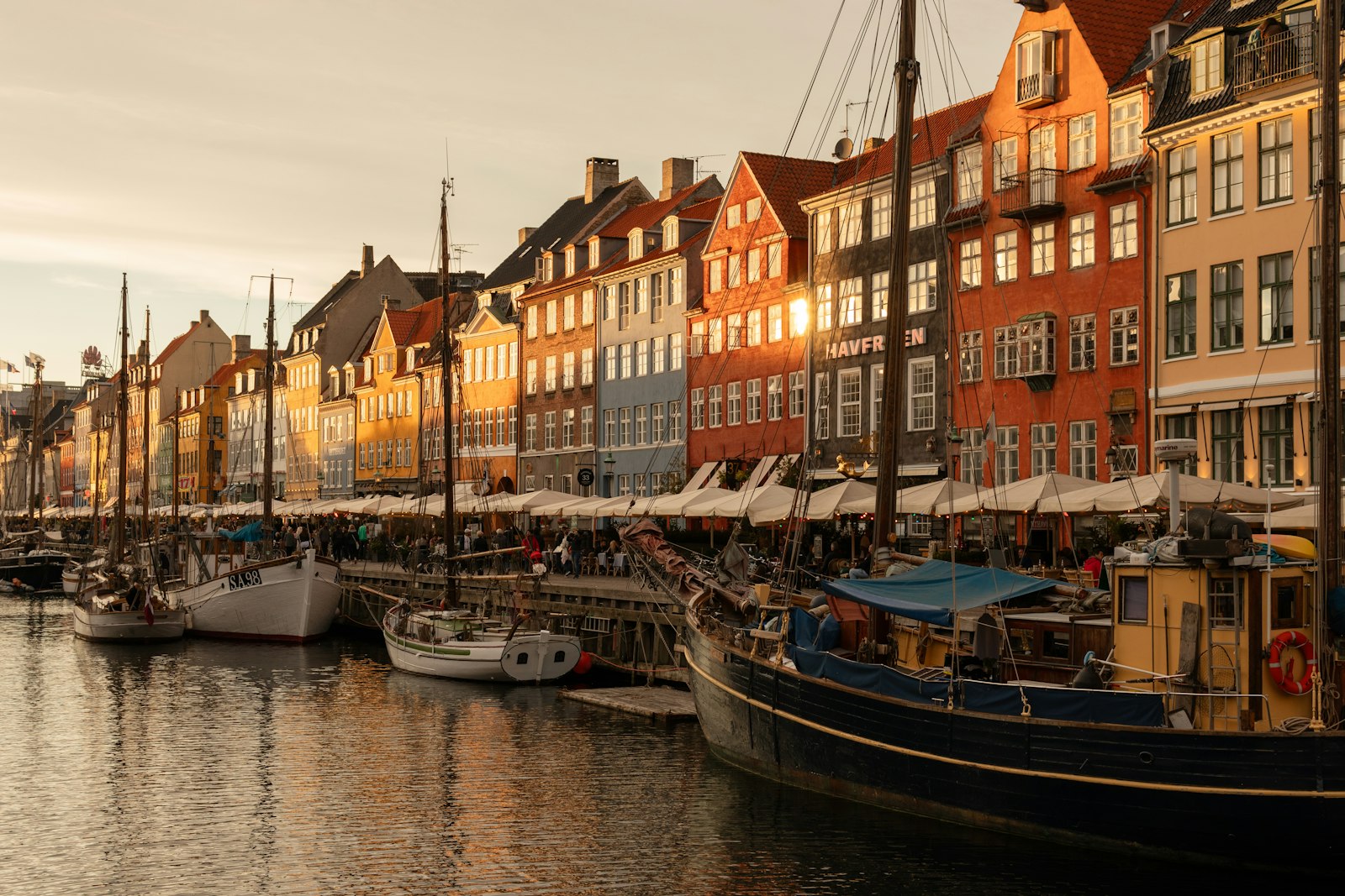 Krāsainās Nyhavn kanāla mājas un laivas Kopenhāgenā