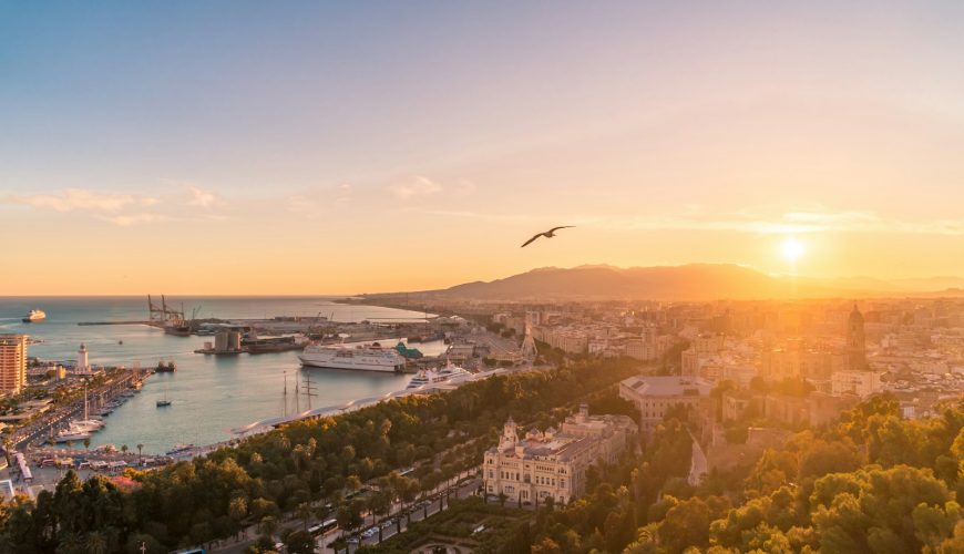 Skats uz Malagu no Gibralfaro pils saulrietā