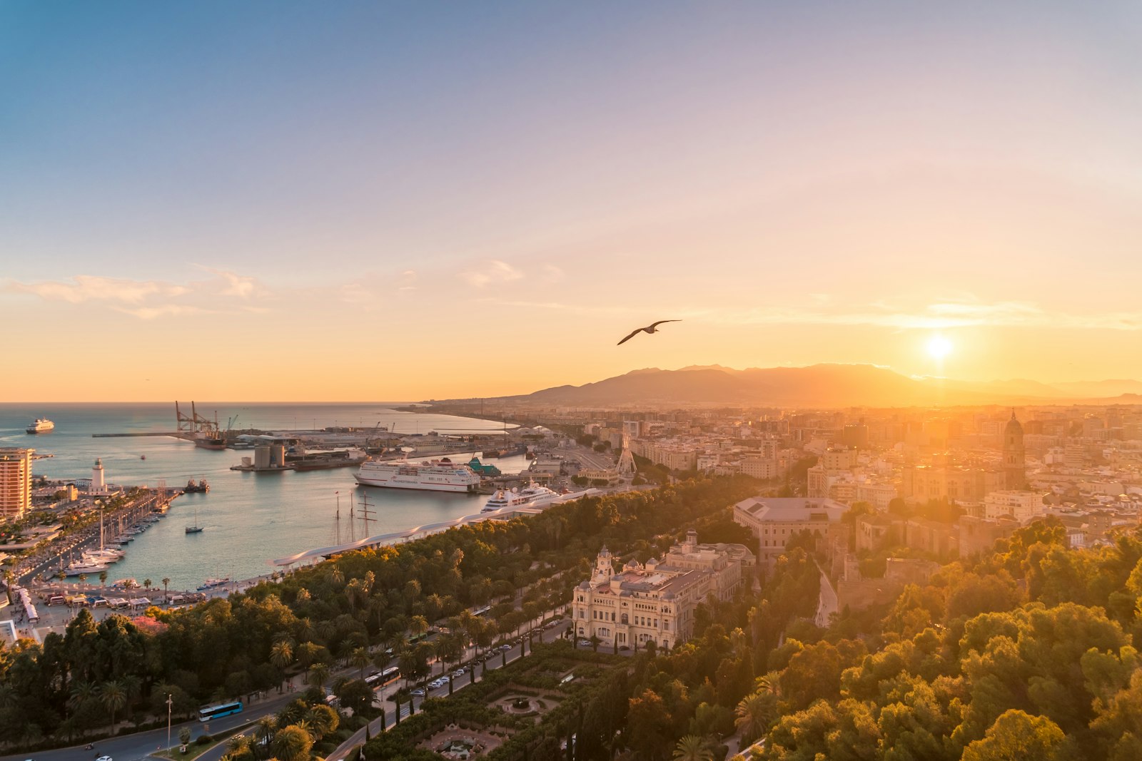 Skats uz Malagu no Gibralfaro pils saulrietā