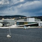 Oslo Operas nams ar balto marmora jumtu pie ūdens