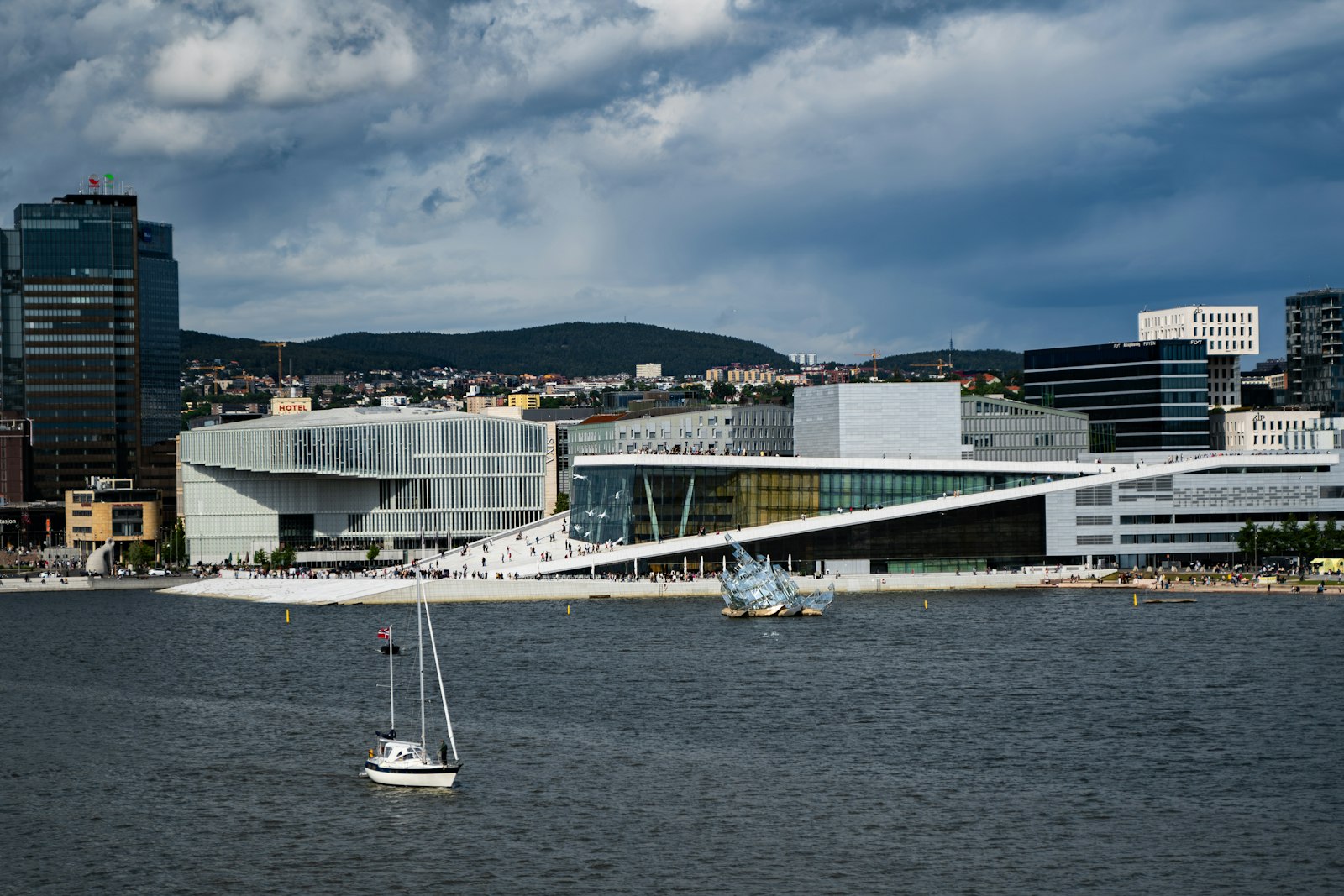 Oslo Operas nams ar balto marmora jumtu pie ūdens