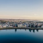 Reikjavīkas panorāma ar Hallgrímskirkja baznīcu saulrietā