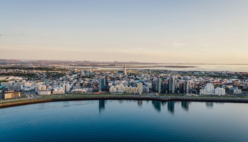 Reikjavīkas panorāma ar Hallgrímskirkja baznīcu saulrietā