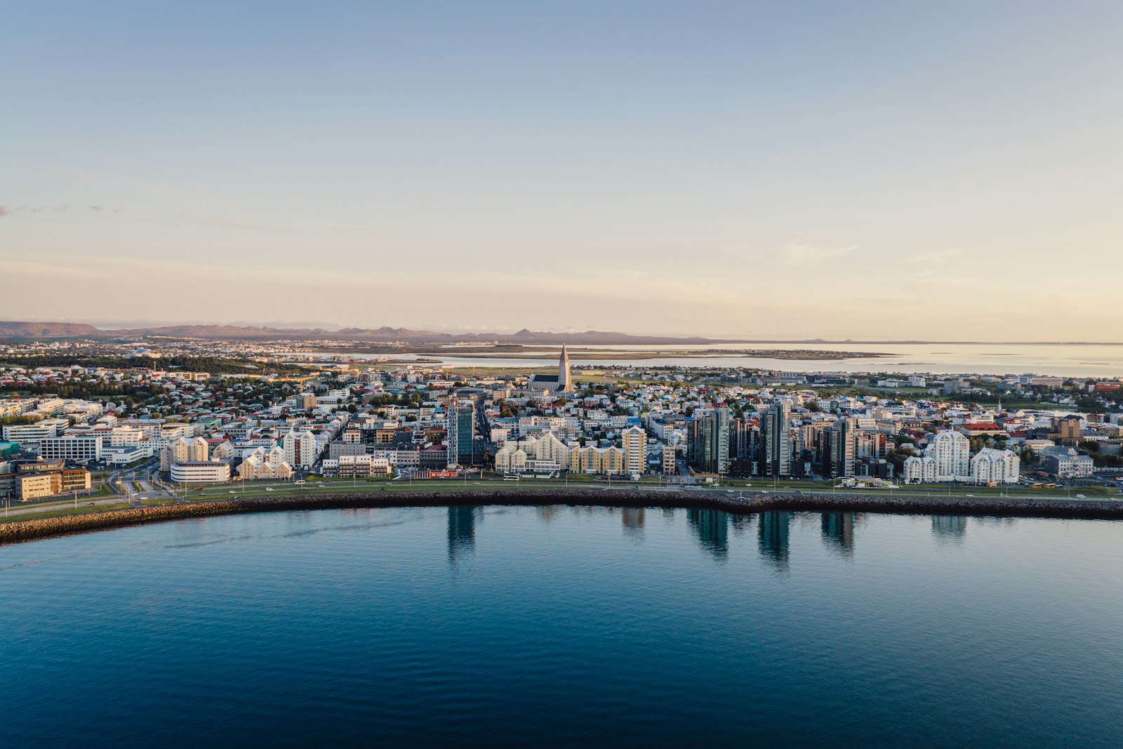 Reikjavīkas panorāma ar Hallgrímskirkja baznīcu saulrietā